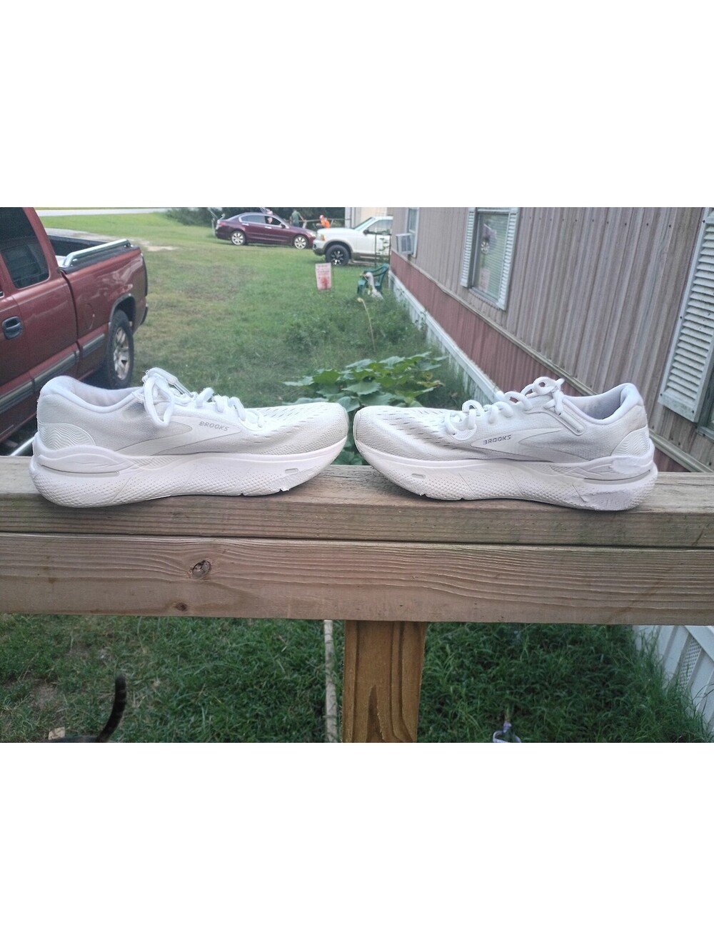 Brooks Women’s Size 8 Medium White Running Walking Athletic Sneakers Shoes